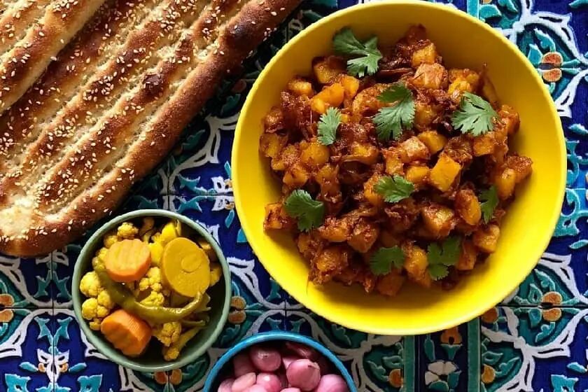 طرز تهیه دو پیازه آلو شیرازی؛ غذایی بدون گوشت